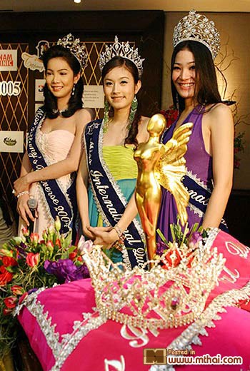 Nong Poy trở thành Hoa hậu tại Miss International Queen 2004 tại Đài Loan.